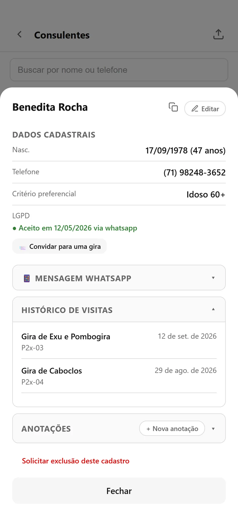 Ficha de consulente com dados, consentimento aceito e histórico de visitas.
