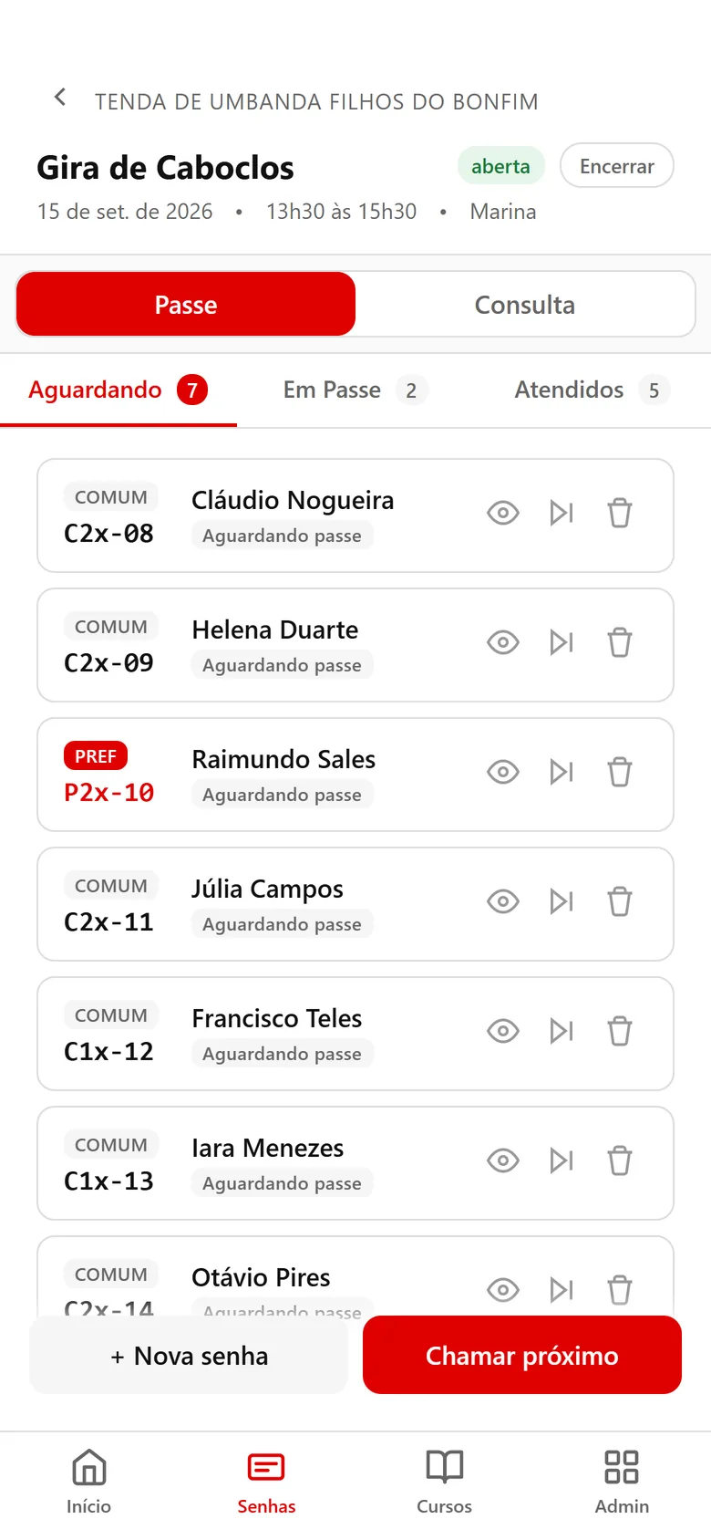 Fila de senhas no celular, com senhas comuns e preferenciais aguardando o passe.
